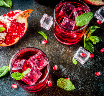 image of drinks with ice and fruit